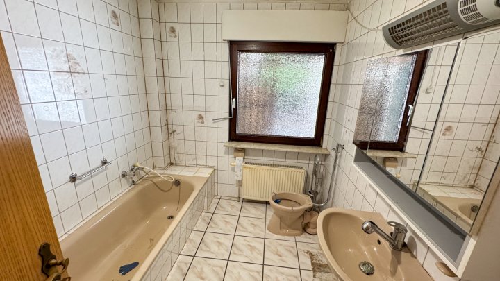 WOHNEN IN IXHEIM - Freistehendes Einfamilienhaus mit Garage und Terrasse in 66482 Zweibrücken