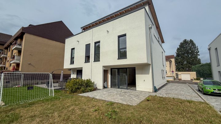 Neubau-Doppelhaushälfte in Zweibrücken: Wohnen am Jacobyberg im modernen Stil mit Garten