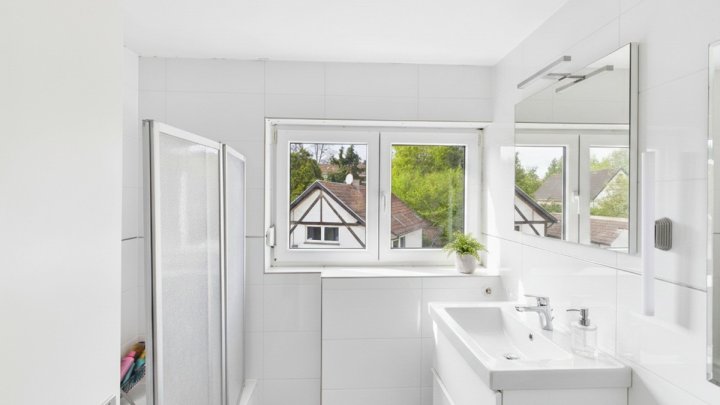 „Lichtdurchflutete Etagenwohnung mit Balkon und Garage in begehrter Südlage von St. Ingbert“