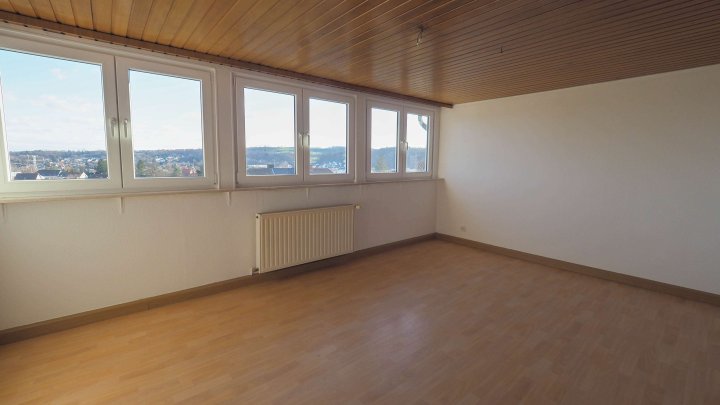 RUHIGE LAGE - Attraktive 2,5 - ZKB Dachgeschosswohnung in Zweibrücken-Ernstweiler