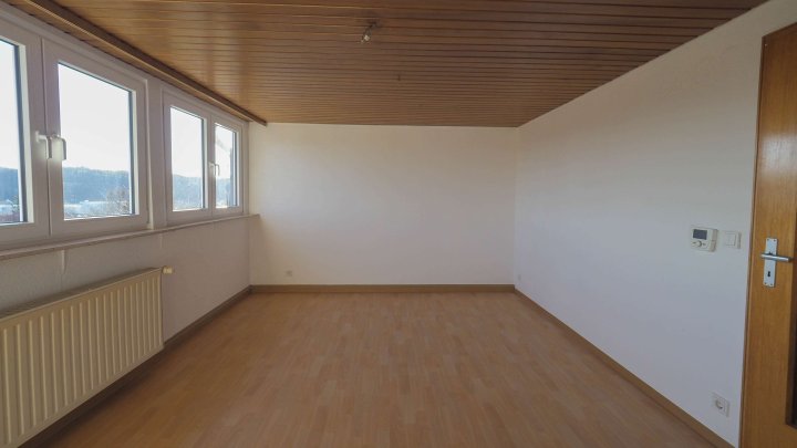 RUHIGE LAGE - Attraktive 2,5 - ZKB Dachgeschosswohnung in Zweibrücken-Ernstweiler