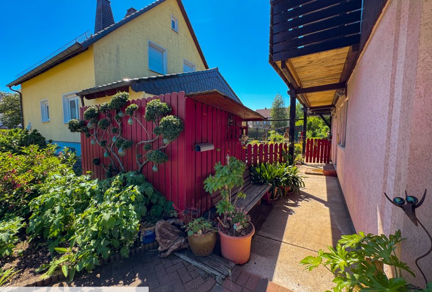 Seiteneingang mit Gartenhaus