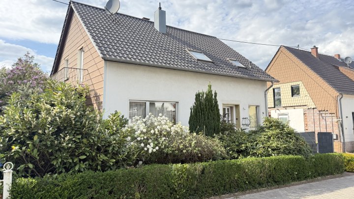 Freistehendes Einfamilienhaus mit Wintergarten, Balkon und Garage in Wallerfangen zu verkaufen