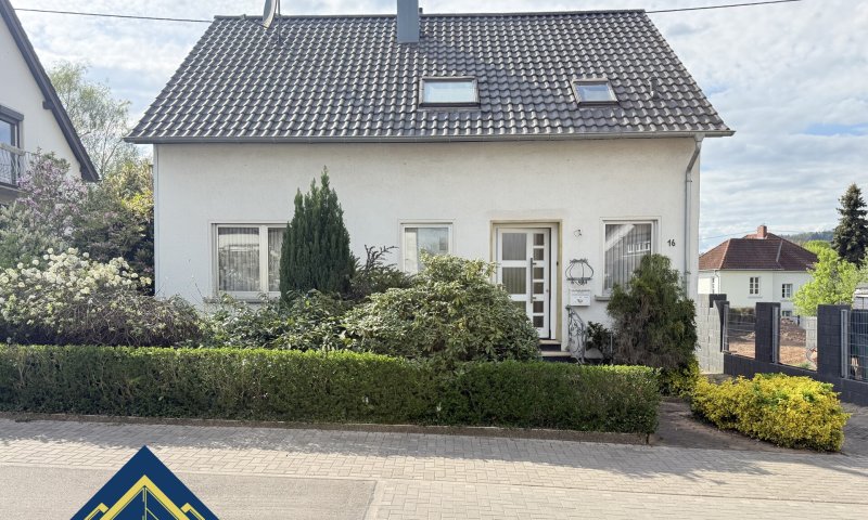 Freistehendes Einfamilienhaus mit Wintergarten, Balkon und Garage in Wallerfangen zu verkaufen