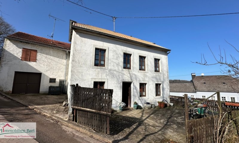 GRENZNÄHE: WOHNHAUS MIT 3 GARAGEN / SCHEUNE / GARTEN