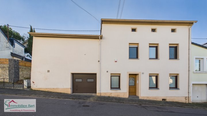 GRENZE L-SCHENGEN: WOHNMOBILSTELLPLATZ / RENOVIERTES WOHNHAUS / GARTEN NACH SÜD-WEST AUSGERICHTET