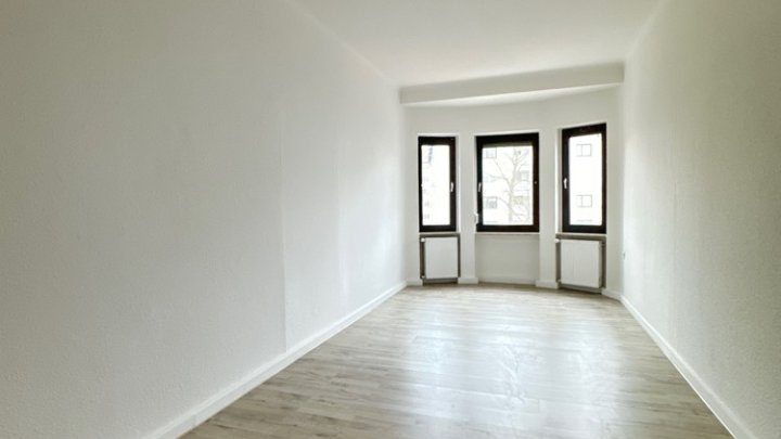 Helle renovierte 4-ZKB Wohnung mit Balkon in verkehrsgünstiger Lage