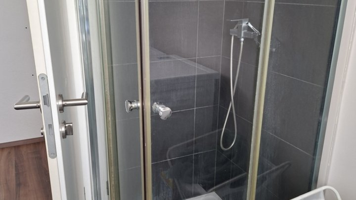 Gepflegtes, kernsaniertes, Mehrfamilienhaus mit 3 Wohnungen - Terrasse - Balkon - Garage - großes Grundstück - Saarbrücken