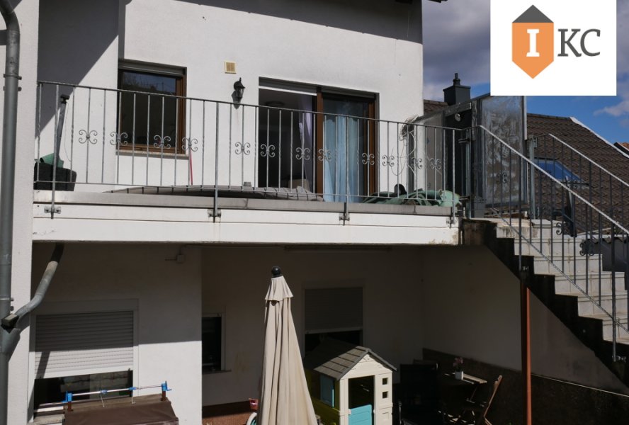 Rückseite Blick auf Terrasse EG und Balkon OG