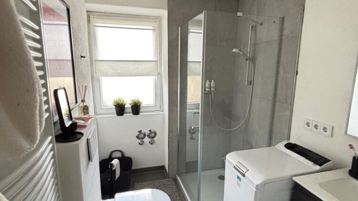 Hochwertig renovierte 2-ZKB mit EBK, Terrasse + Garage, sofort verfügbar