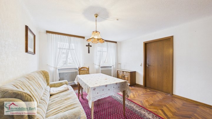 GRENZE LUXEMBURG: BAUERNHAUS MIT GROßEN STALLUNGEN AUF 13 AR!