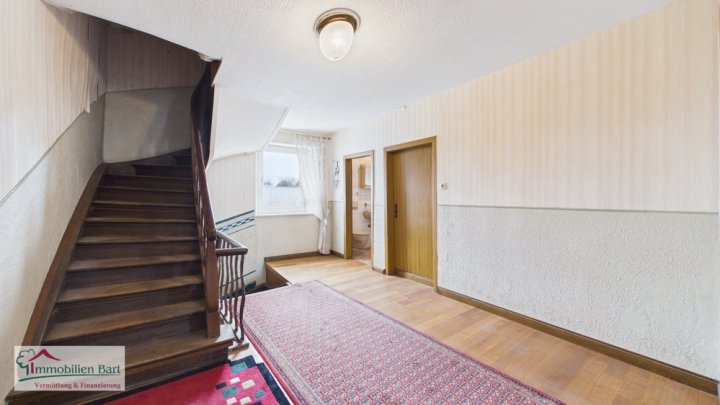 GRENZE LUXEMBURG: BAUERNHAUS MIT GROßEN STALLUNGEN AUF 13 AR!