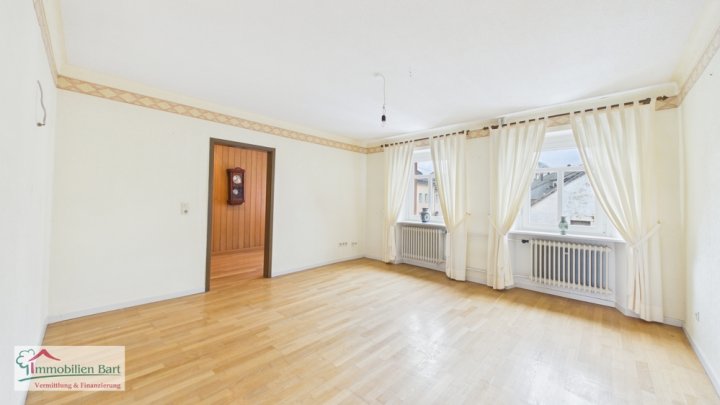 GRENZE LUXEMBURG: BAUERNHAUS MIT GROßEN STALLUNGEN AUF 13 AR!