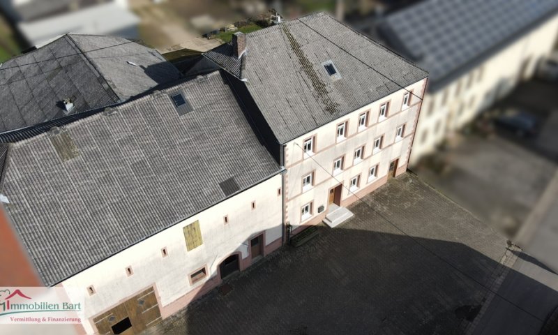 GRENZE LUXEMBURG: BAUERNHAUS MIT GROßEN STALLUNGEN AUF 13 AR!