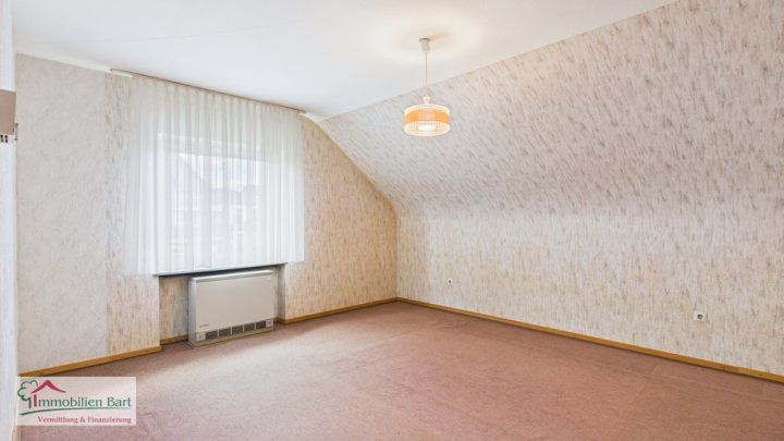 GRENZNÄHE: FREISTND. WOHNHAUS / 200 M² WFL. / GARTEN + GARAGE IN TOP WOHNLAGE