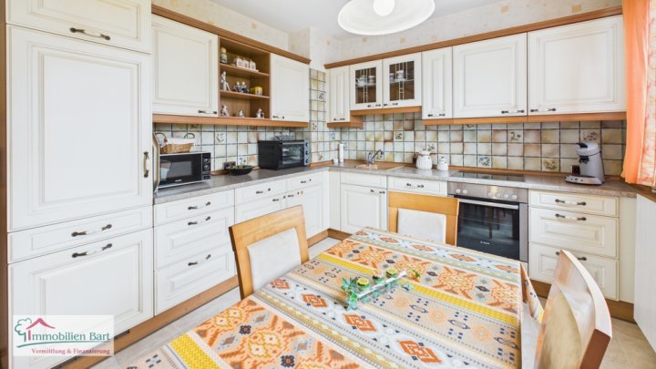 GRENZNÄHE: WOHNHAUS MIT MIETWOHNUNG / GARAGEN UND GARTEN IN TOP WOHNLAGE!