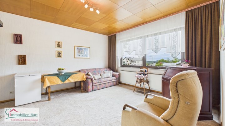 GRENZNÄHE: WOHNHAUS MIT MIETWOHNUNG / GARAGEN UND GARTEN IN TOP WOHNLAGE!