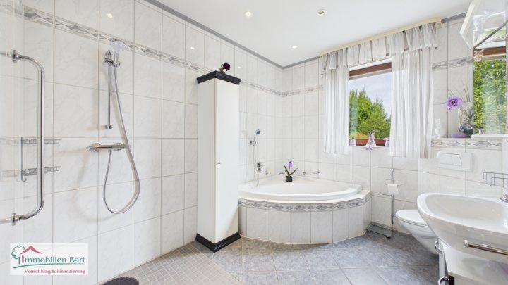 GRENZNÄHE: WOHNHAUS MIT MIETWOHNUNG / GARAGEN UND GARTEN IN TOP WOHNLAGE!