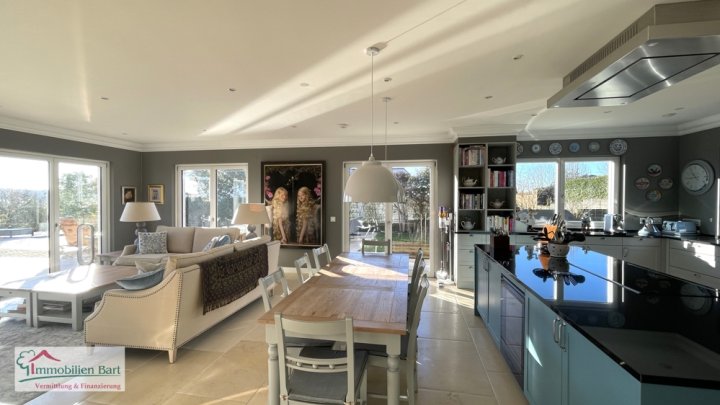 DESIGNERVILLA MIT POOL AN DER LUXEMBURGISCHEN GRENZE!