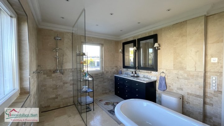 DESIGNERVILLA MIT POOL AN DER LUXEMBURGISCHEN GRENZE!