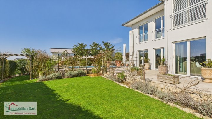DESIGNERVILLA MIT POOL AN DER LUXEMBURGISCHEN GRENZE!