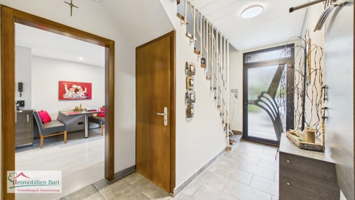 METTLACH-NOHN: WOHNHAUS MIT 2 WOHNUNGEN / GARAGE / GARTEN IN RUHIGER WOHNLAGE!