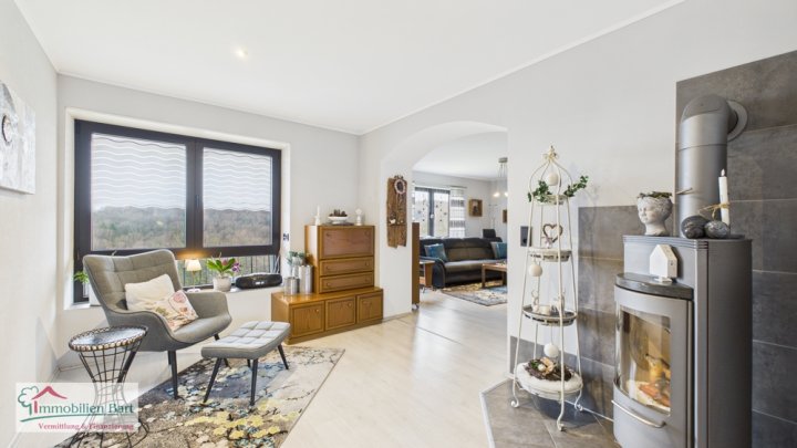 METTLACH-NOHN: WOHNHAUS MIT 2 WOHNUNGEN / GARAGE / GARTEN IN RUHIGER WOHNLAGE!