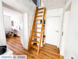 Flur OG mit Treppe ins DG