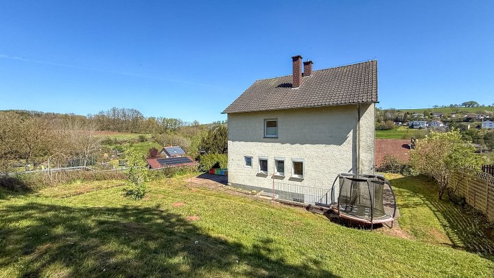 FAMILIENGLÜCK - Freistehendes Einfamilienhaus mit großem Garten und Garage in 66971 Wallhalben