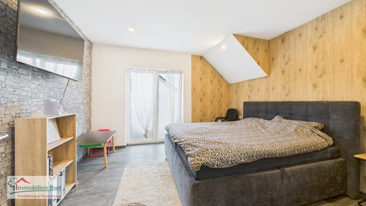 PERL-SINZ: MODERNE DOPPELHAUSHÄLFTE MIT HOCHWERTIGER AUSSTATTUNG UND GARTEN