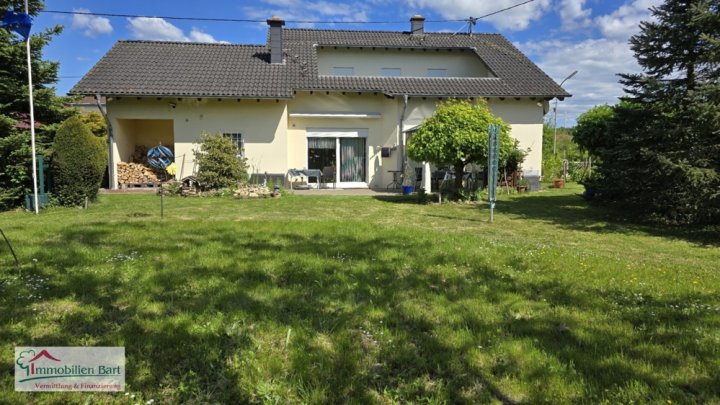5 MIN. BIS REMICH/SCHENGEN: WOHNHAUS MIT TOLLEM MOSELBLICK