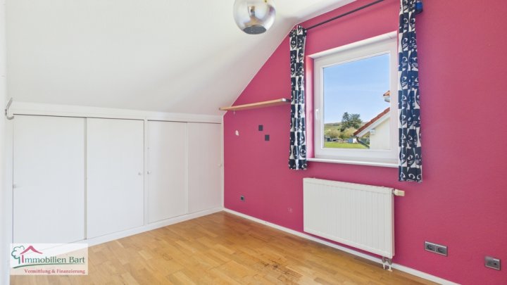 GRENZE L-REMICH:

GEPFLEGTE WOHNUNG MIT 2 GARAGEN