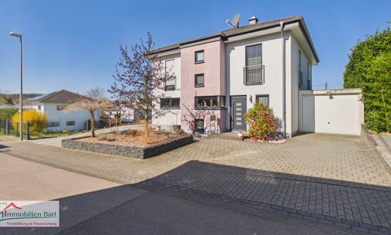 GRENZE L-SCHENGEN: WOHNHAUS MIT KELLER, 2 GARAGEN UND GARTEN IN TOP WOHNLAGE