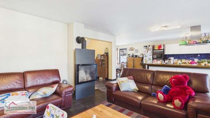 GRENZE L-SCHENGEN: WOHNHAUS MIT KELLER, 2 GARAGEN UND GARTEN IN TOP WOHNLAGE