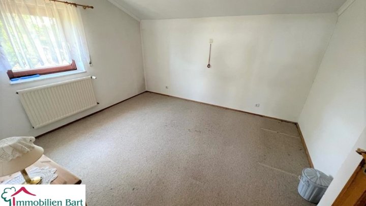INVESTOREN AUFGEPASST!!! WOHNHAUS MIT 3 WOHNUNGEN & BAUGRUNDSTÜCK (8AR) IN BESTER LAGE VON NENNIG