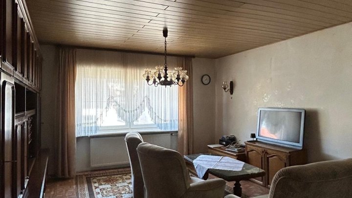 Renovierungsbedürftiges einseitig angebautes 1 FH mit Ausbaupotenzial in 66589 Merchweiler