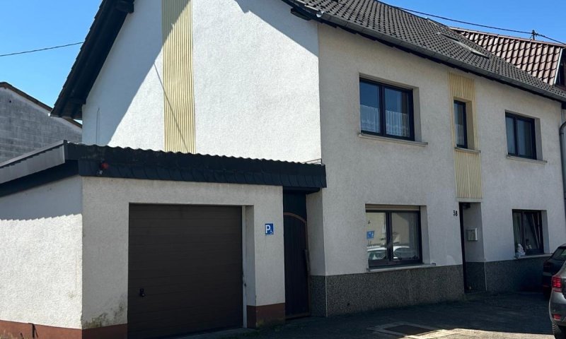 Renovierungsbedürftiges einseitig angebautes 1 FH mit Ausbaupotenzial in 66589 Merchweiler
