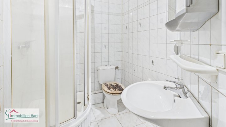 VIELSEITIGE VERWENDUNG: 325 M², WOHN UND NUTZFLÄCHE, GARAGEN UND GARTEN IN GRENZNÄHE