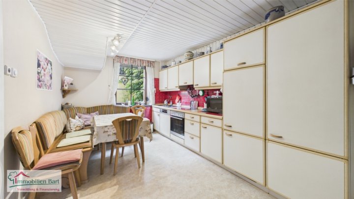GRENZE L-SCHENGEN: GEPFLEGTES WOHNHAUS MIT GARTEN UND GARAGE