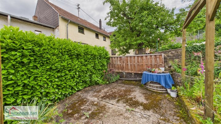 GRENZE L-SCHENGEN: GEPFLEGTES WOHNHAUS MIT GARTEN UND GARAGE