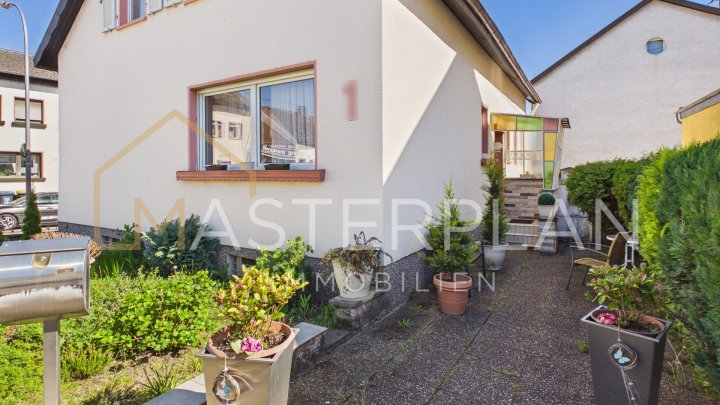 Teilrenoviert und freistehend: EFH mit Garage in Saarlouis-Roden