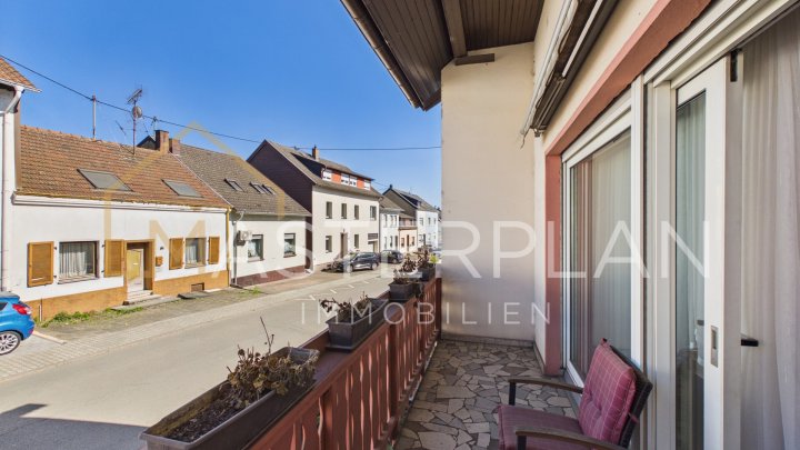 Teilrenoviert und freistehend: EFH mit Garage in Saarlouis-Roden