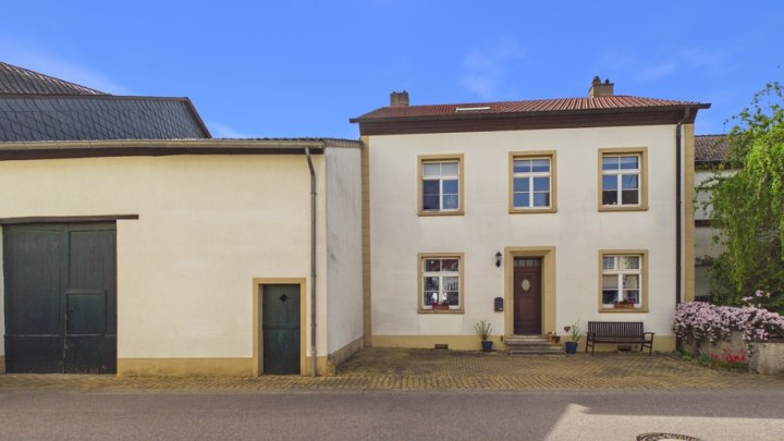 GRENZE L-SCHENGEN: EHEM. BAUERNHAUS MIT FLAIR/GR. GARAGE U. SCHEUNE/5 SCHLAFZ./ GARTEN NACH WESTEN