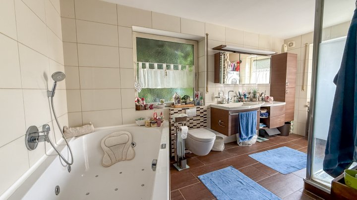 GROßZÜGIG - Einfamilienhaus mit Einliegerwohnung, Indoorpool und großzügigem Garten