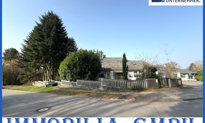 GROßZÜGIG - Einfamilienhaus mit Einliegerwohnung, Indoorpool und großzügigem Garten