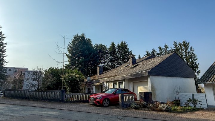 GROßZÜGIG - Einfamilienhaus mit Einliegerwohnung, Indoorpool und großzügigem Garten