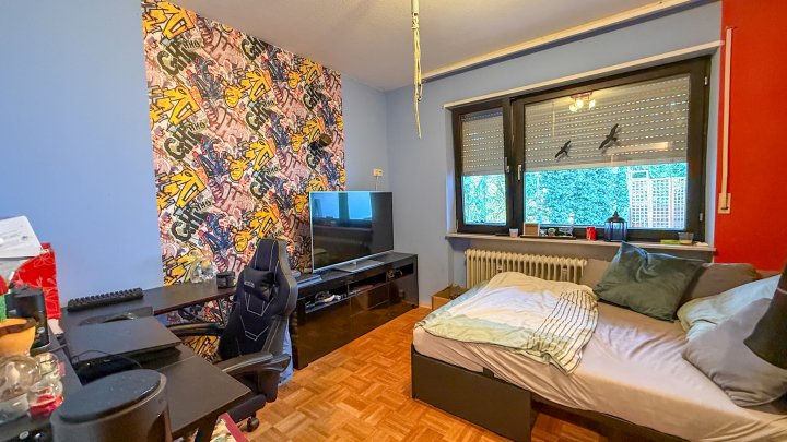 GROßZÜGIG - Einfamilienhaus mit Einliegerwohnung, Indoorpool und großzügigem Garten