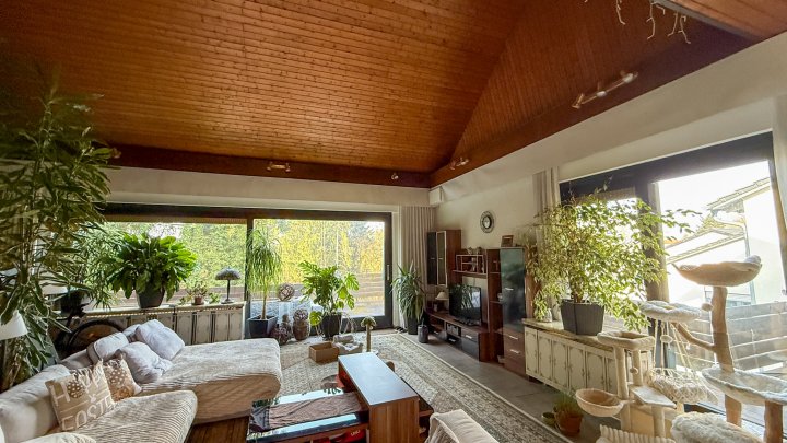 GROßZÜGIG - Einfamilienhaus mit Einliegerwohnung, Indoorpool und großzügigem Garten