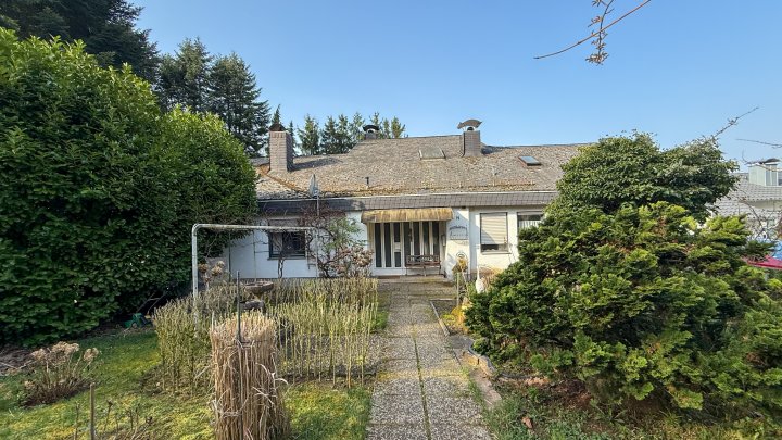 GROßZÜGIG - Einfamilienhaus mit Einliegerwohnung, Indoorpool und großzügigem Garten