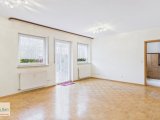 Wohnzimmer mit Zugang zur Küche u. Terrasse 